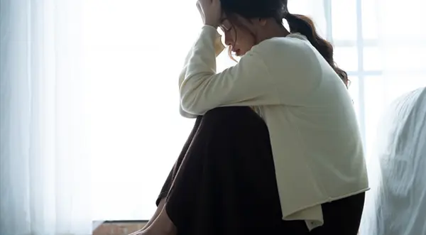 悩む女性