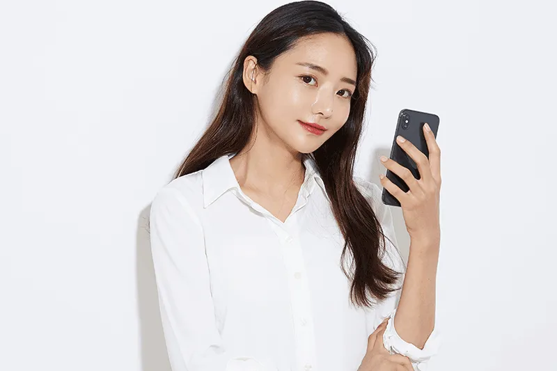 きれいな女性がスマホを持っている